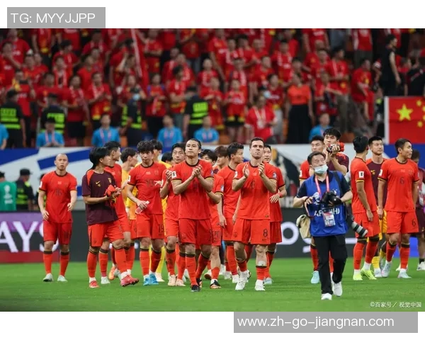 激情四溢的足球场上展开激烈对决足球赛为梦想与荣耀而战