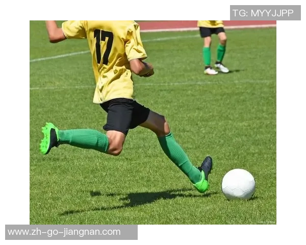 足球踢脚的正确位置与技巧解析让你在场上更加出色 足球踢脚的正确位置与技巧解析让你在场上更加出色